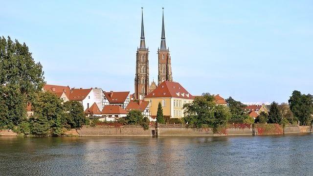 Obraz zawierający zewnętrzne, niebo, woda, budynek

Opis wygenerowany przy bardzo wysokim poziomie pewności