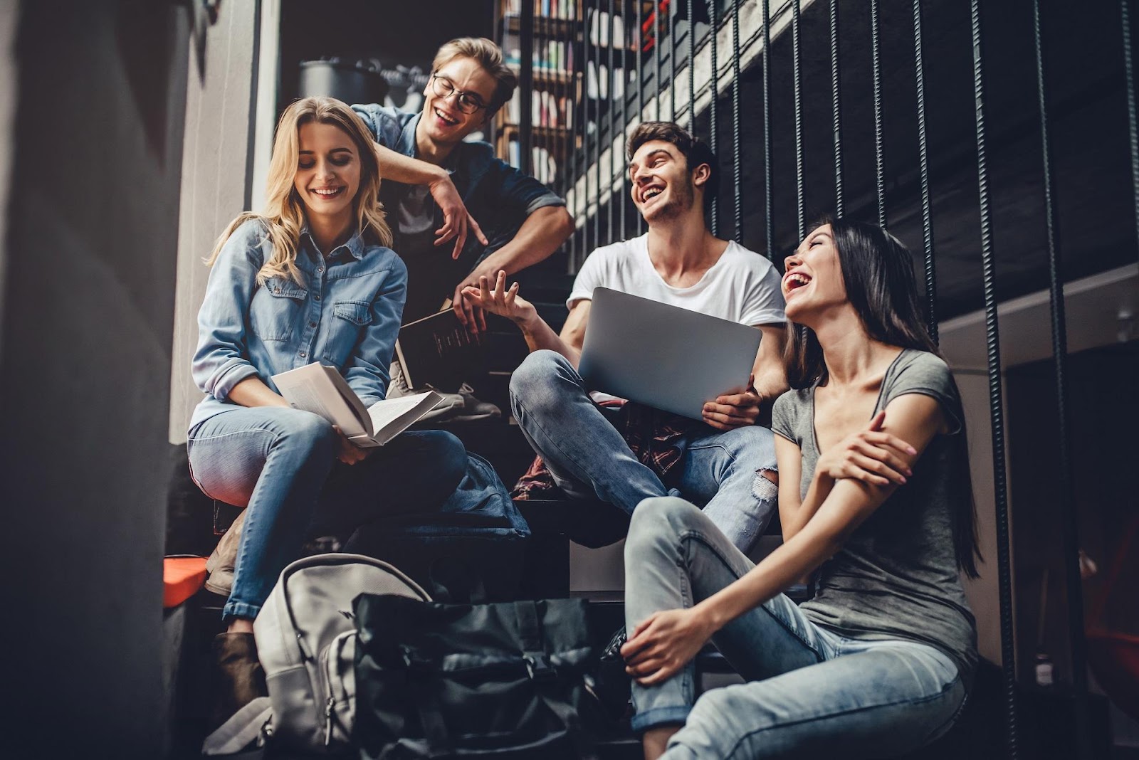 Ein Bild, das Kleidung, Person, Menschliches Gesicht, Jeans enthält.Automatisch generierte Beschreibung