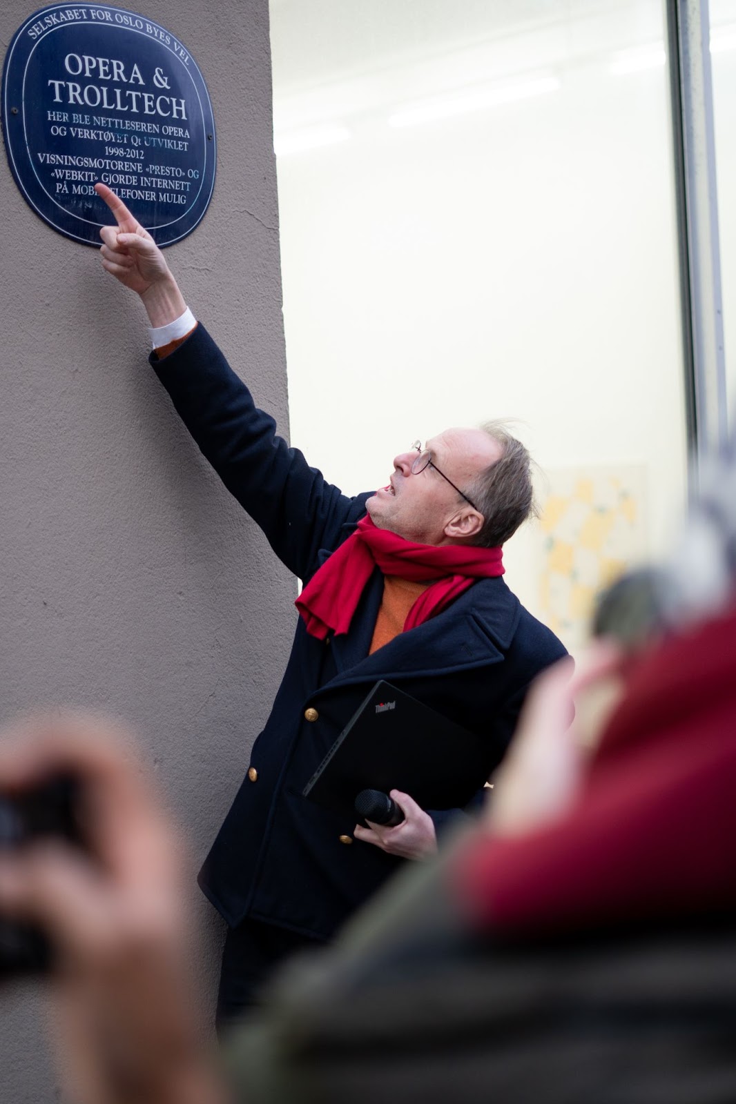 Håkon Wium Lie showcases the commemorative plate in Opera's previous HQ building.