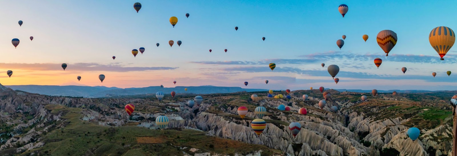 IMAGO / Zoonar / FokkexBaarssen | Sunrise in the mountains of Capadocia Sunrise with hot air balloons in Cappadocia.