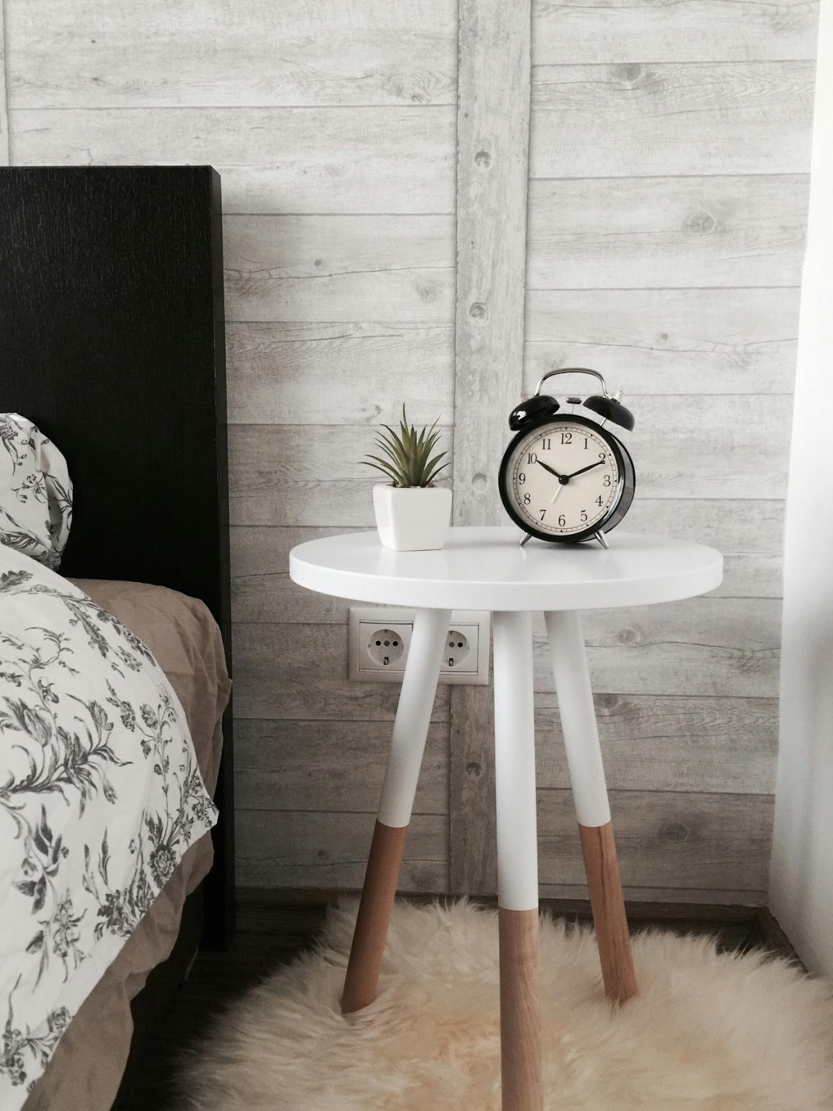 petite table de chevet blanche et pieds bois