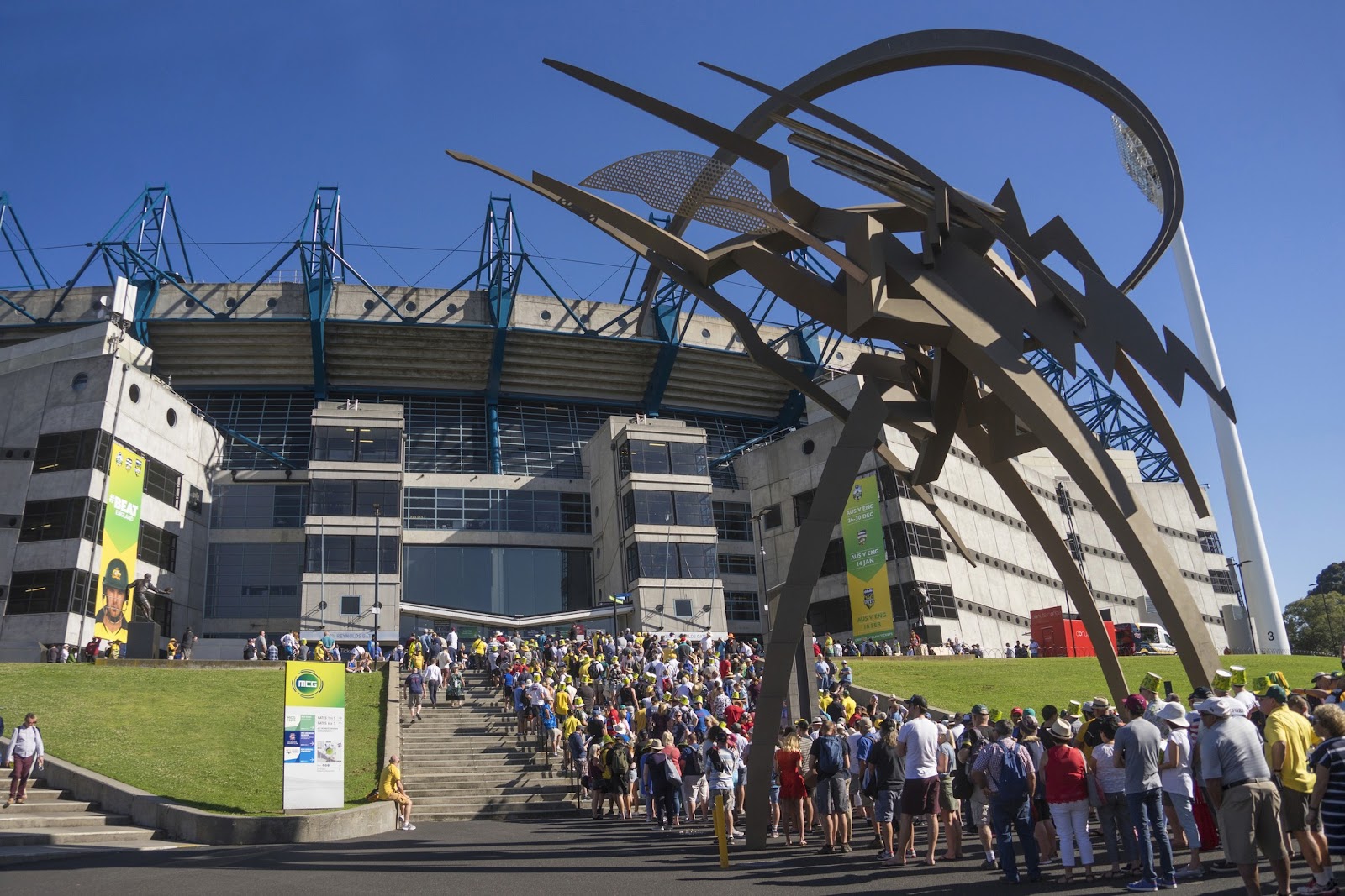 groupe de personne qui font la queue devant un bâtiment 