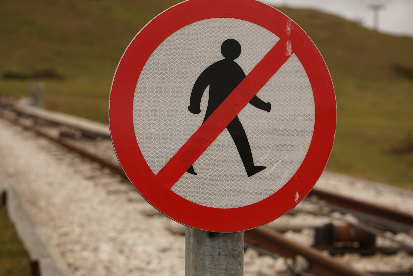 Schild mit "Gehen verboten" symbolisiert