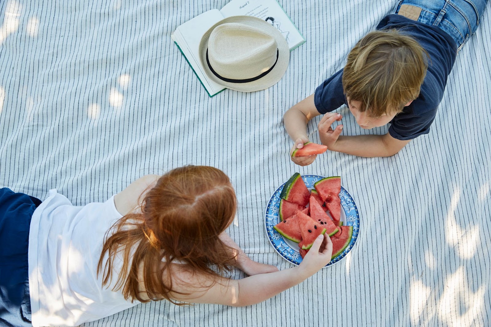 IMAGO / Johner Images | Friends eating watermelon