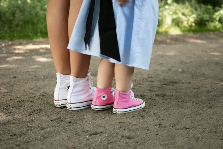 Mama i córka w wysokich trampkach Converse